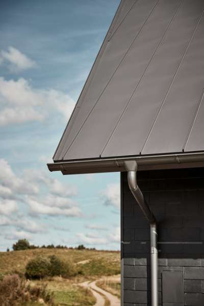 Jow jow – dee’ stålprofiler på vendelbomål’sk og dee’ mousi, Hjabelundvej 49, 9830 Tårs